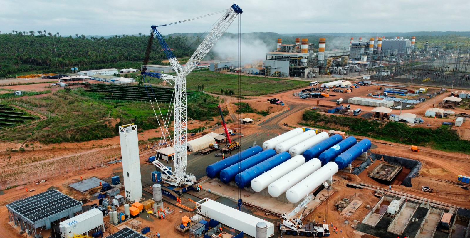 Guindaste de esteira Liebherr LR 1750 em montagem de tanques