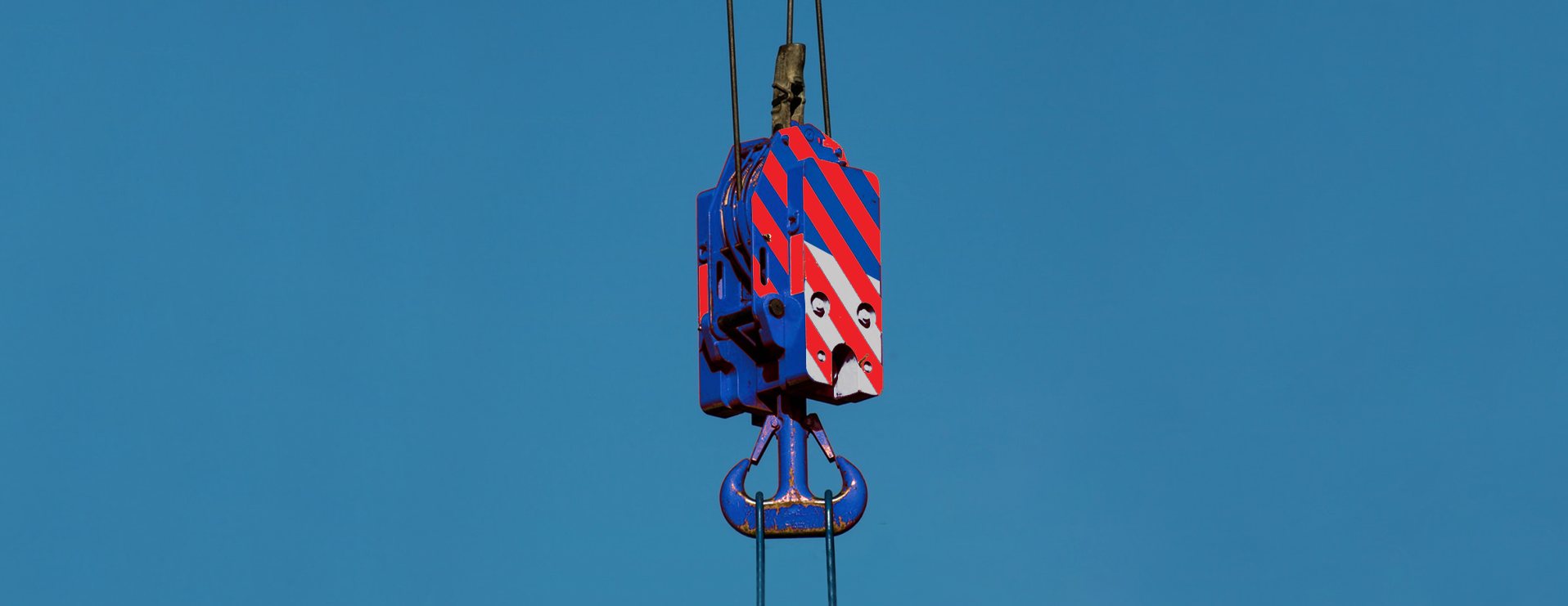 Moitão de guindaste Makro contra o céu